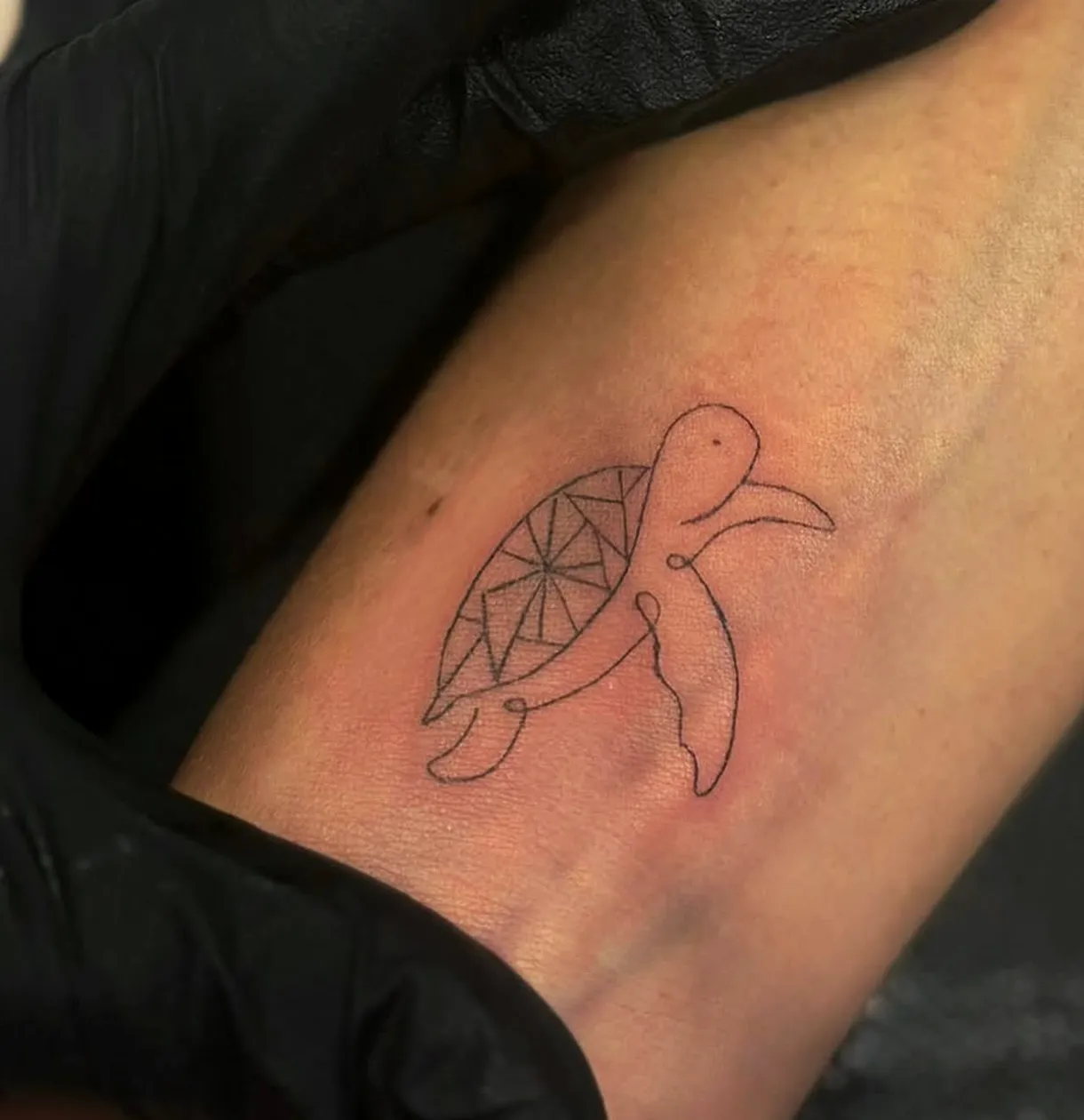 Tatouage fine line avec lettrage personnalisé chez Eyelight