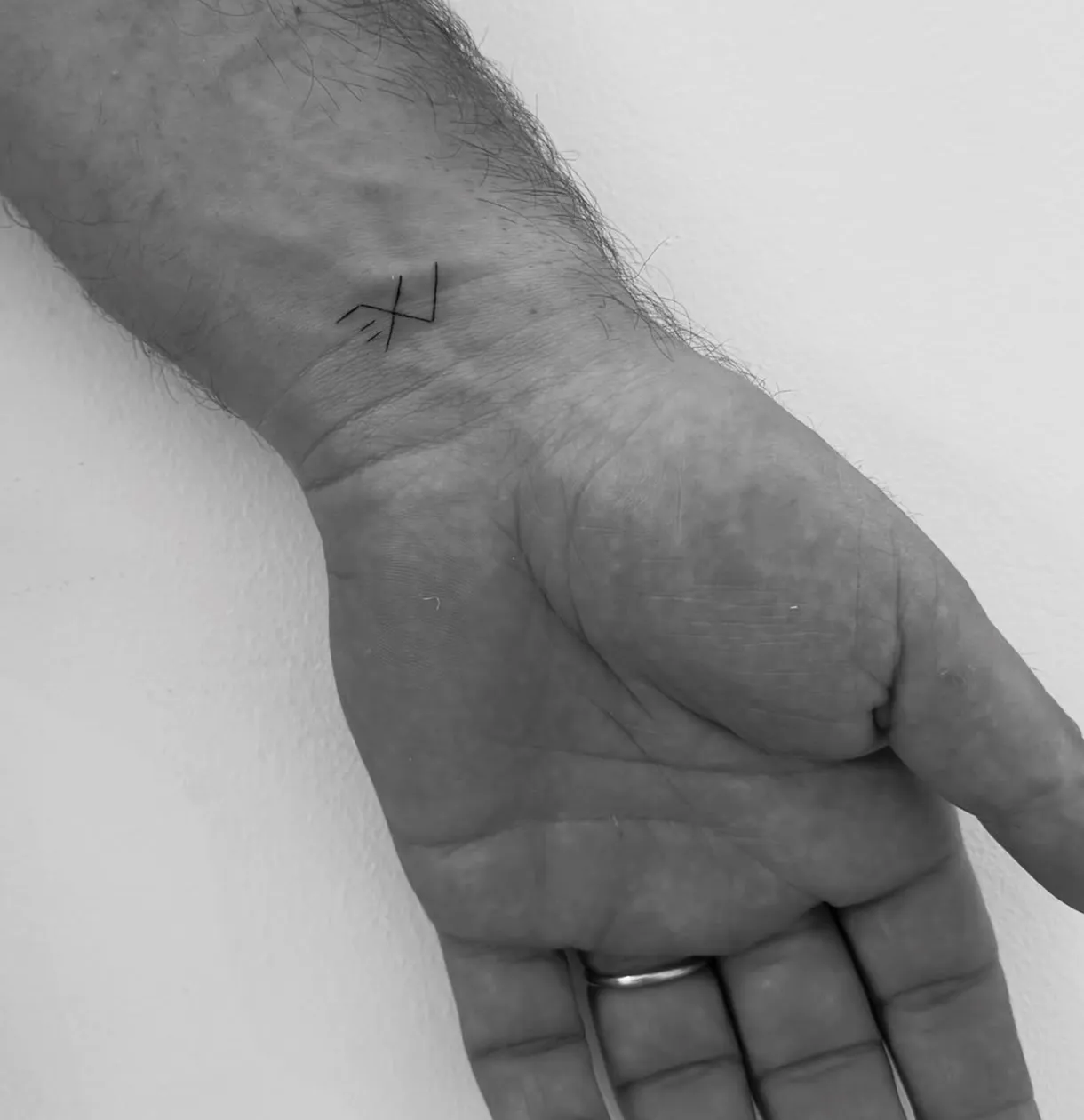 Tatouages fine line en forme de cœur chez Eyelight